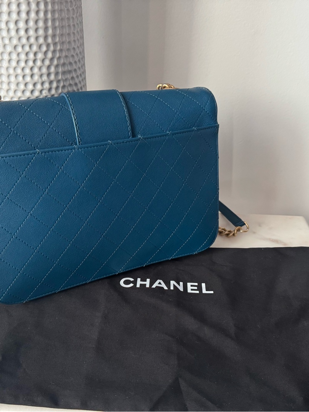 CHANEL Blue Quilted Leather Crossbody with Gold Chain - Picture 4 of 6
